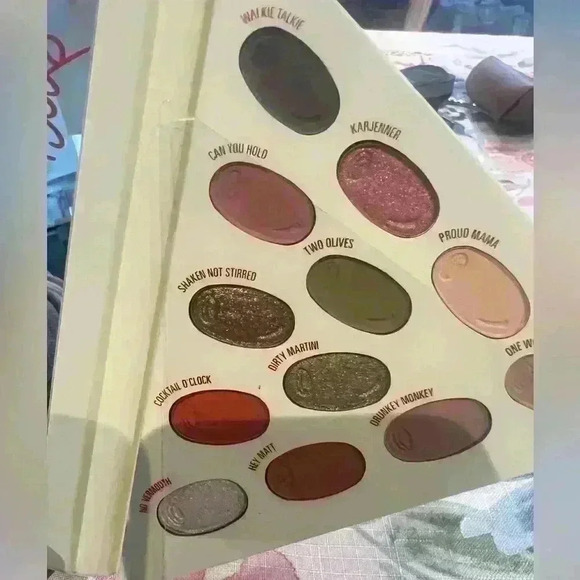 Kylie Jenner Cosmetics Kris Collection Pressed Powder Palette - Picture 5 of 8